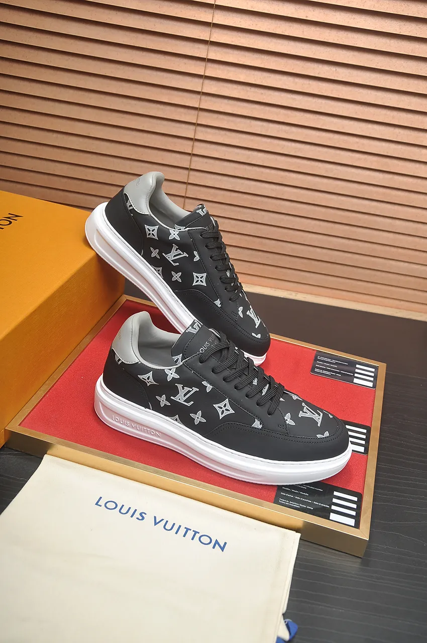 Men's men's shoes 💰640💶Original development, quality shipping, welcome to compare - LV sneaker series sports shoes introduce the loose silhouette of the ready-to-wear series into the spring and summer men's wear shows and make an eye-catching appearance. The cow leather upper is combined with rough fabric laces, and colorful beading highlights the brand's classic elements. LV letters mark the tongue and Monogram floral outsole. Mixed materials Made of top-grain cowhide, thick shoelace design, large Monogram print on the side, mesh lining and cotton feet, the comfort is as extreme as ever, premium heritage, quality first, worth owning! Size: Men’s 38-45 (45 is custom-made and cannot be returned or exchanged)